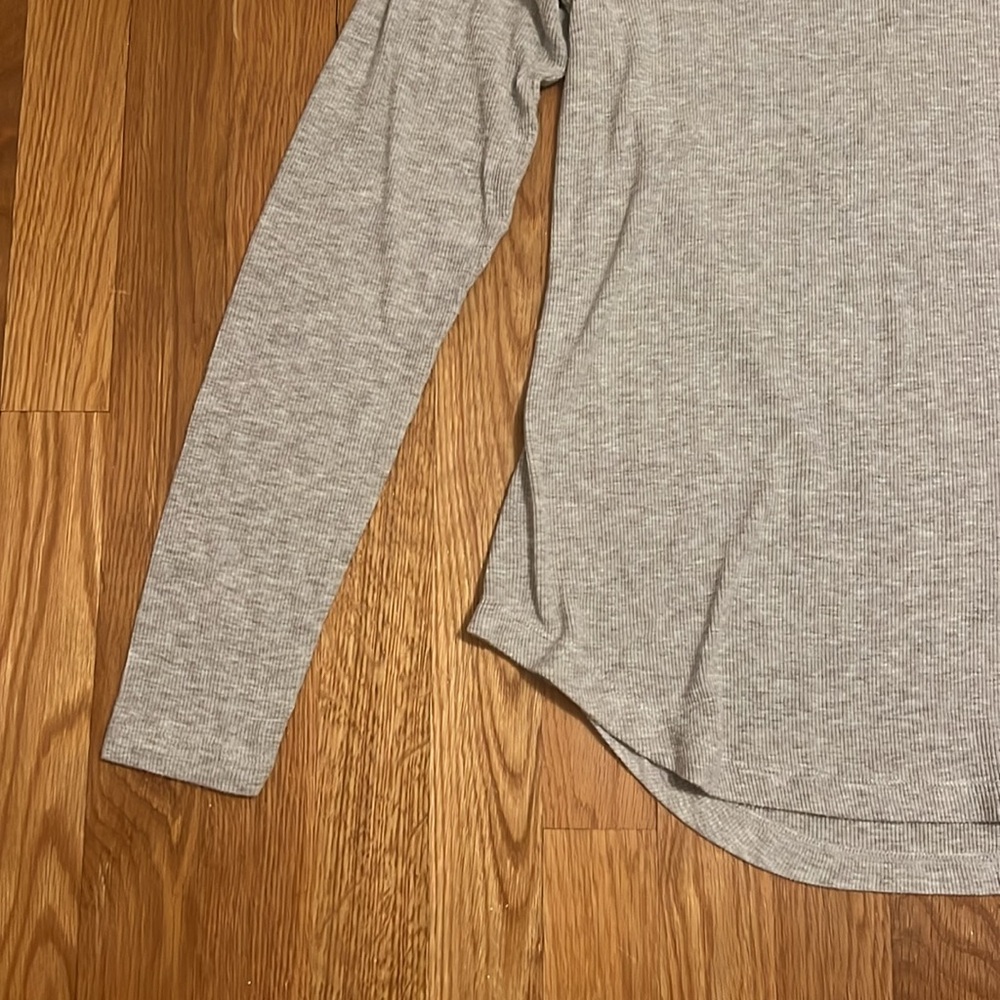 Cabi gray Long Sleeve Tee Top Sleeve Vneck size‎ small - Picture 2 of 13
